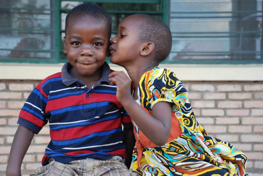 To søde SOS-søskende i børnebyen Rutana, Burundi. Foto: Mariantonietta Peru