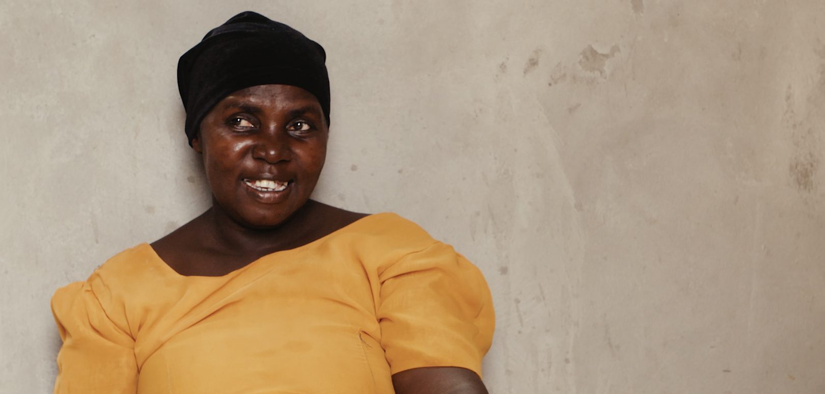 Bedstemor fra Chanika Tanzania: For fire år siden var Fatuma Nungwe syg og havde svært ved forsørge sine fire børnebørn, som hun var alene om at tage sig af. SOS Børnebyerne hjalp hende med behandling og gav hende økonomisk hjælp til at starte sin egen forretning. Fire år senere er hun en succesfuld, selvstændig forretningskvinde og klar til at sige farvel og tak for hjælpen.