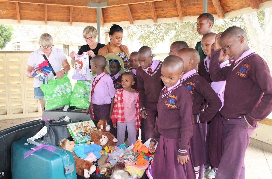 Minearbejder stenografi klæde Lene tog til Tanzania med 10 kufferter fuld af legetøj