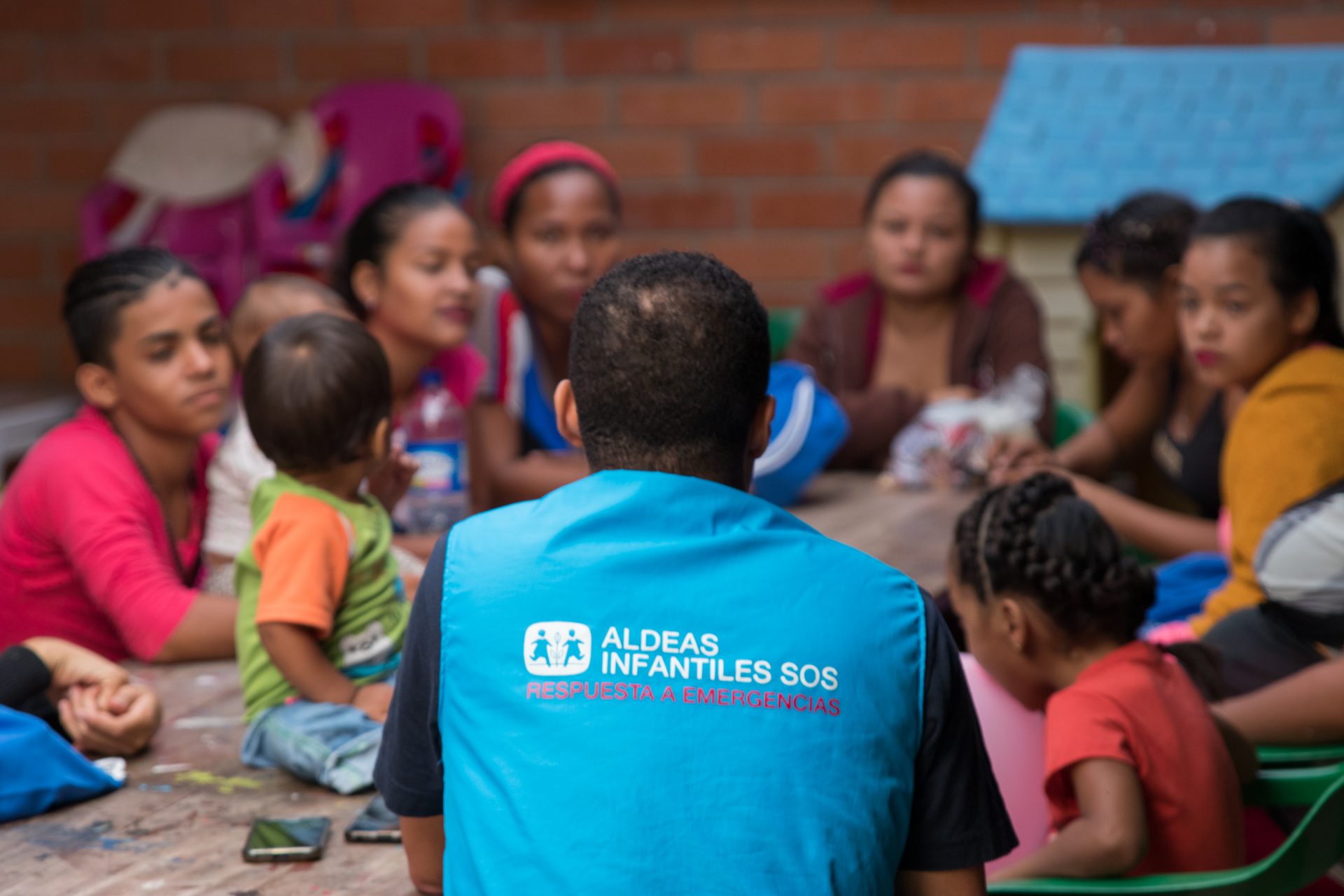En gruppe børn er samlet i rundkreds i Colombia. Foto: Alejandra Kaiser