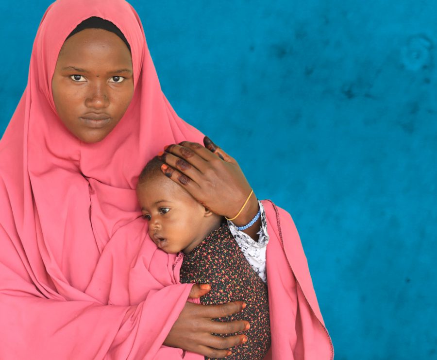 Kvinde fra Afrikas Horn med lille barn